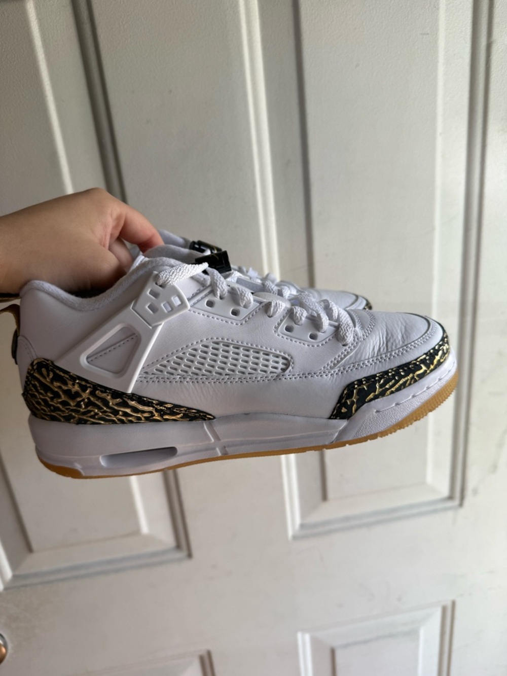 Like New Jordan Spikize low white metallic gold sneakers size 6.5 youth boys - Picture 8 of 10